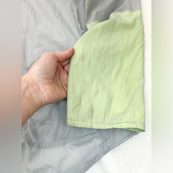 Nike Men's Cyclone Light Weight Jacket Running Hoodie Packable Grey/Green - Picture 12 of 13